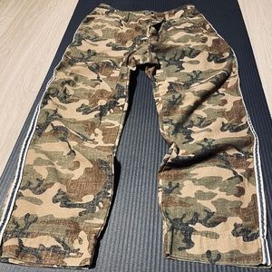 Abercrombie and Fitch Camo Cropped Pants with side stripe! SIZE 6